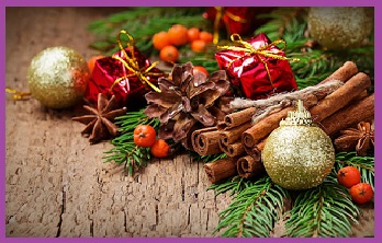 obrazek przedstawia świąteczne bombki, cynamon, gałązki choinki