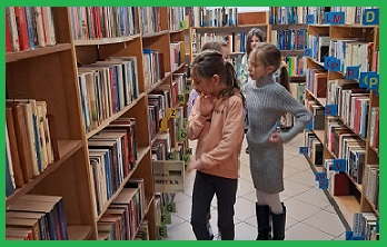 obrazek przedstawia uczniów w bibliotece