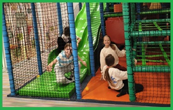 uczniowie podczas zabawy