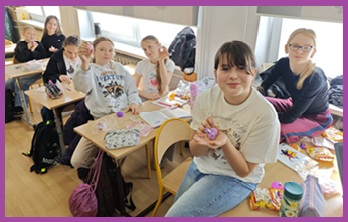 uczniowie z upominkami