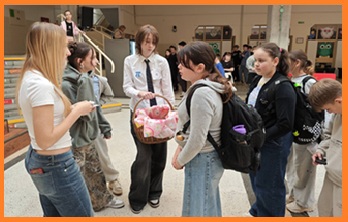 uczniowie podczas przerwy