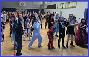 uczniowie podczas zabawy