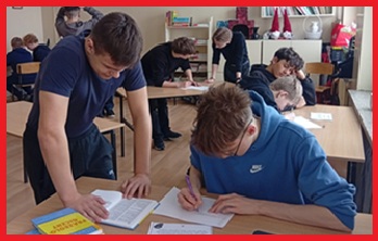 uczniowie podczas zajęć