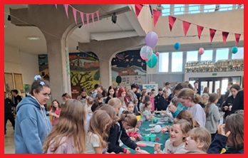 uczniowie podczas przerwy