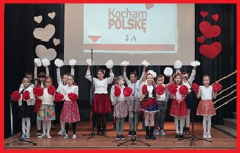 uczniowie podczas występu