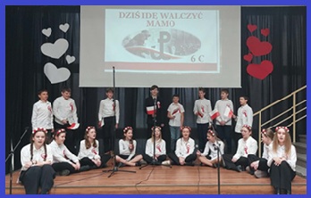 uczennice podczas występu