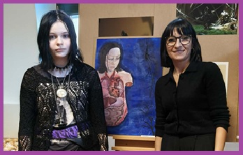 zwyciężczyni z pracą i opiekunką