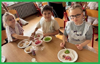 uczniowie podczas zajęć