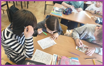 uczniowie podczas zajęć