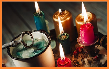 obrazek przedstawia świece, klucz i wosk w kubeczku