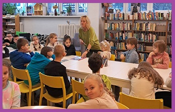 obrazek przedstawia uczniów w bibliotece