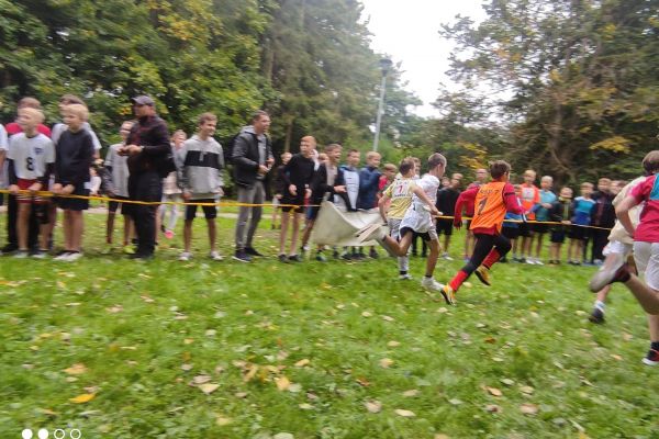 43 Słupska Olimpiada Młodzieży Szkół Podstawowych i Szkół Ponadpodstawowych w sztafetowych biegach przełajowych dziewcząt i chłopców