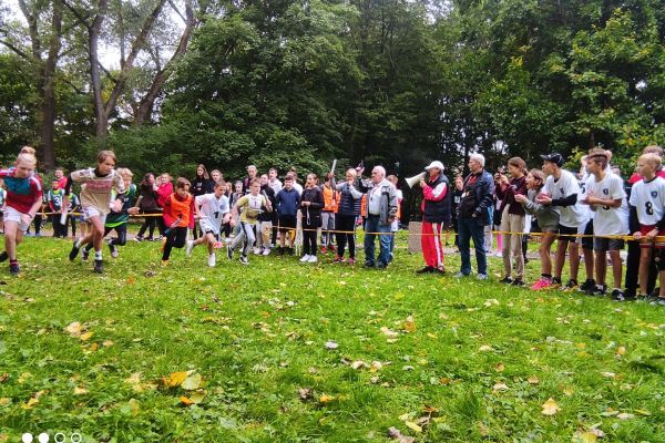 43 Słupska Olimpiada Młodzieży Szkół Podstawowych i Szkół Ponadpodstawowych w sztafetowych biegach przełajowych dziewcząt i chłopców