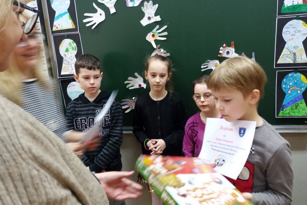 Szkolny konkurs plastyczny - Wiosna malowana nożyczkami