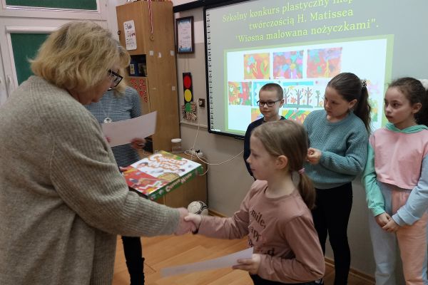 Szkolny konkurs plastyczny - Wiosna malowana nożyczkami