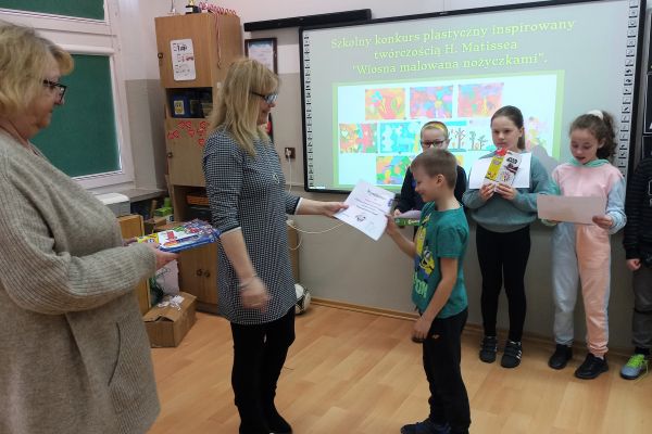 Szkolny konkurs plastyczny - Wiosna malowana nożyczkami