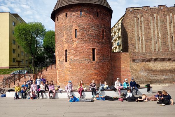 2 c na warsztatach plastycznych w Baszcie Czarownic