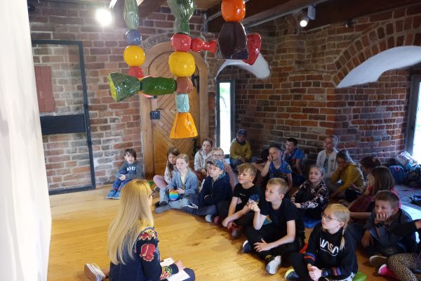 2 c na warsztatach plastycznych w Baszcie Czarownic