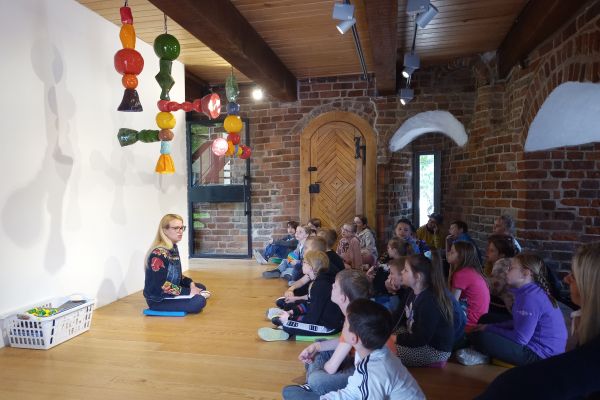 2 c na warsztatach plastycznych w Baszcie Czarownic