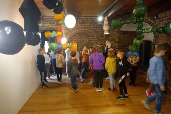 2 c na warsztatach plastycznych w Baszcie Czarownic