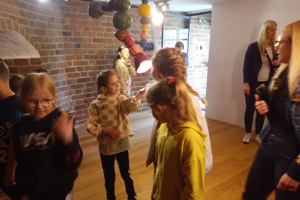 2 c na warsztatach plastycznych w Baszcie Czarownic