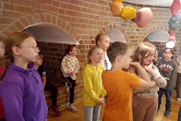 2 c na warsztatach plastycznych w Baszcie Czarownic