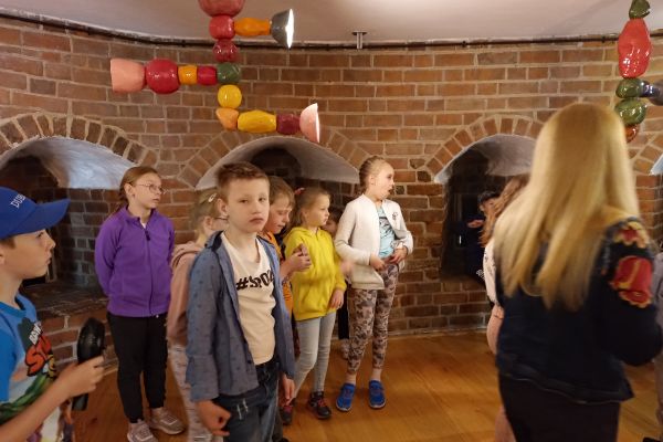 2 c na warsztatach plastycznych w Baszcie Czarownic