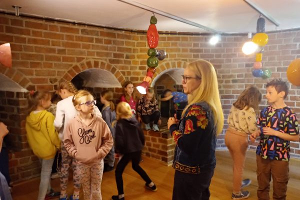 2 c na warsztatach plastycznych w Baszcie Czarownic