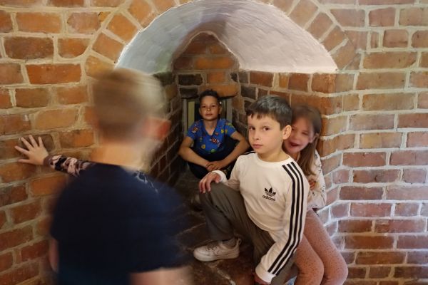 2 c na warsztatach plastycznych w Baszcie Czarownic