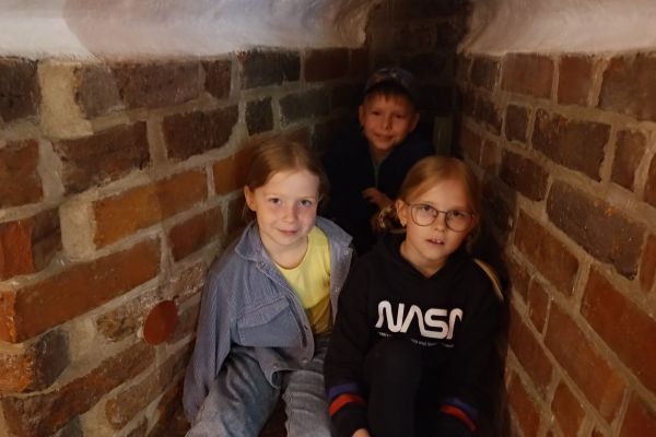 2 c na warsztatach plastycznych w Baszcie Czarownic