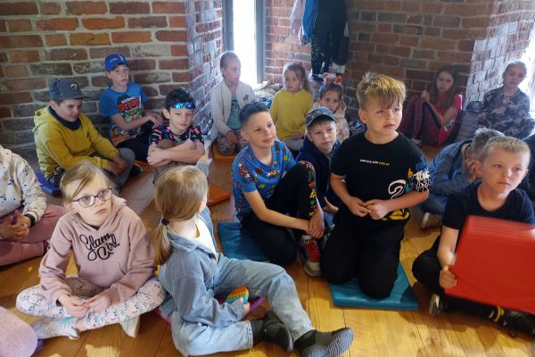 2 c na warsztatach plastycznych w Baszcie Czarownic