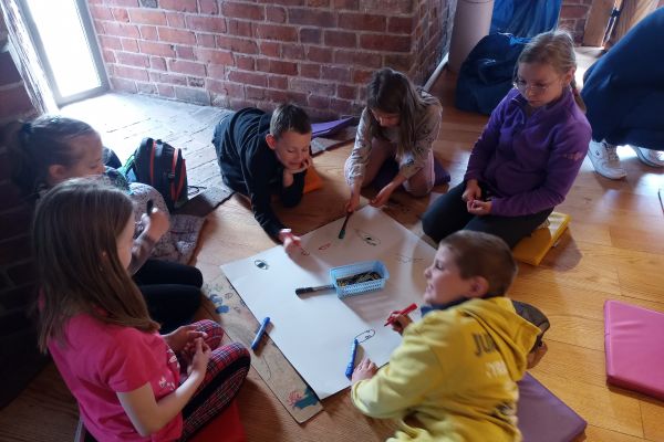 2 c na warsztatach plastycznych w Baszcie Czarownic