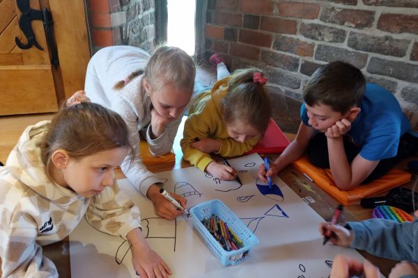 2 c na warsztatach plastycznych w Baszcie Czarownic