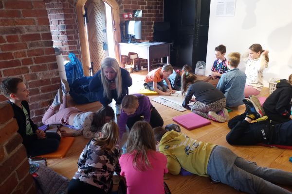 2 c na warsztatach plastycznych w Baszcie Czarownic