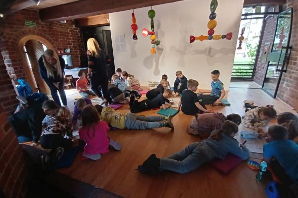 2 c na warsztatach plastycznych w Baszcie Czarownic