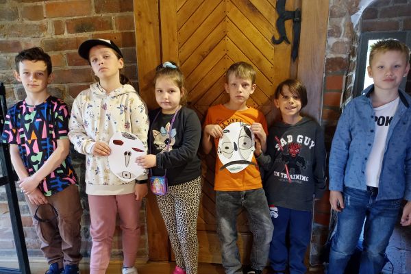 2 c na warsztatach plastycznych w Baszcie Czarownic