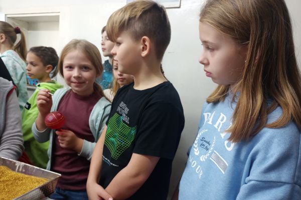 Wycieczka klasy 3a i 3c do fabryki bombek