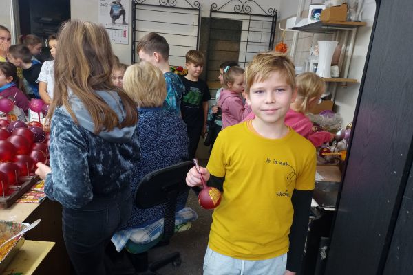 Wycieczka klasy 3a i 3c do fabryki bombek