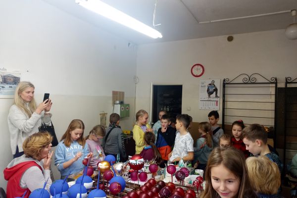 Wycieczka klasy 3a i 3c do fabryki bombek