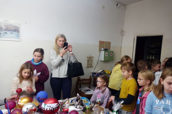 Wycieczka klasy 3a i 3c do fabryki bombek