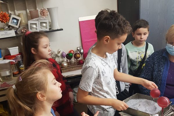 Wycieczka klasy 3a i 3c do fabryki bombek