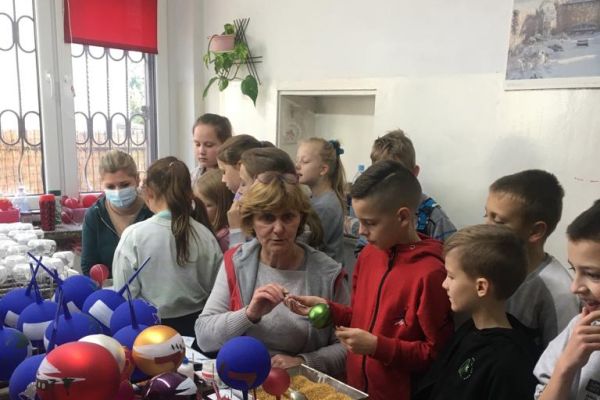 Wycieczka klasy 3a i 3c do fabryki bombek