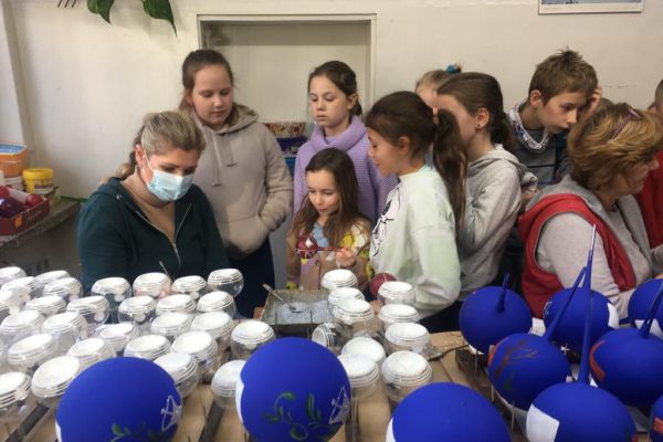 Wycieczka klasy 3a i 3c do fabryki bombek