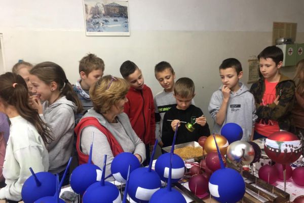 Wycieczka klasy 3a i 3c do fabryki bombek