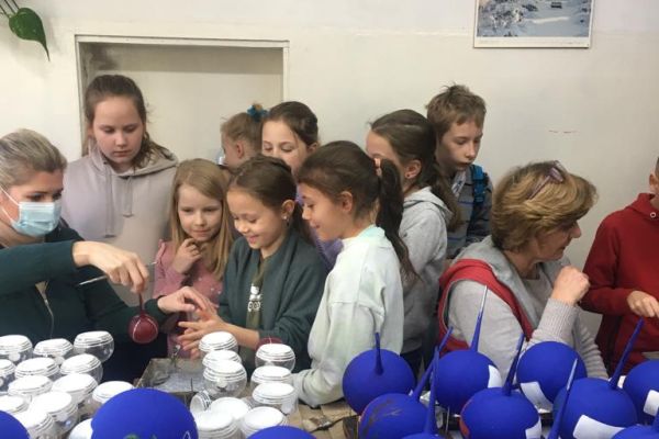 Wycieczka klasy 3a i 3c do fabryki bombek