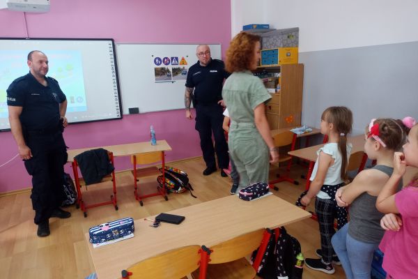 Spotkanie z policjantami w klasach 1