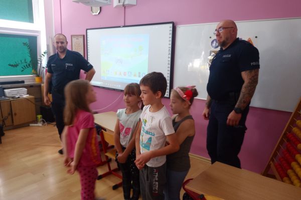 Spotkanie z policjantami w klasach 1