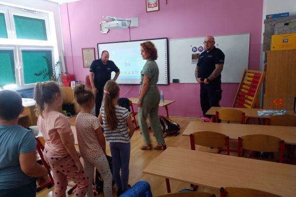 Spotkanie z policjantami w klasach 1