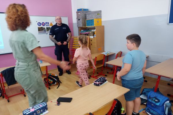 Spotkanie z policjantami w klasach 1