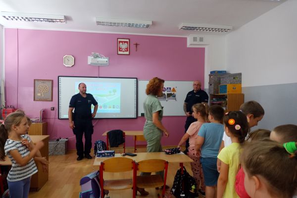 Spotkanie z policjantami w klasach 1